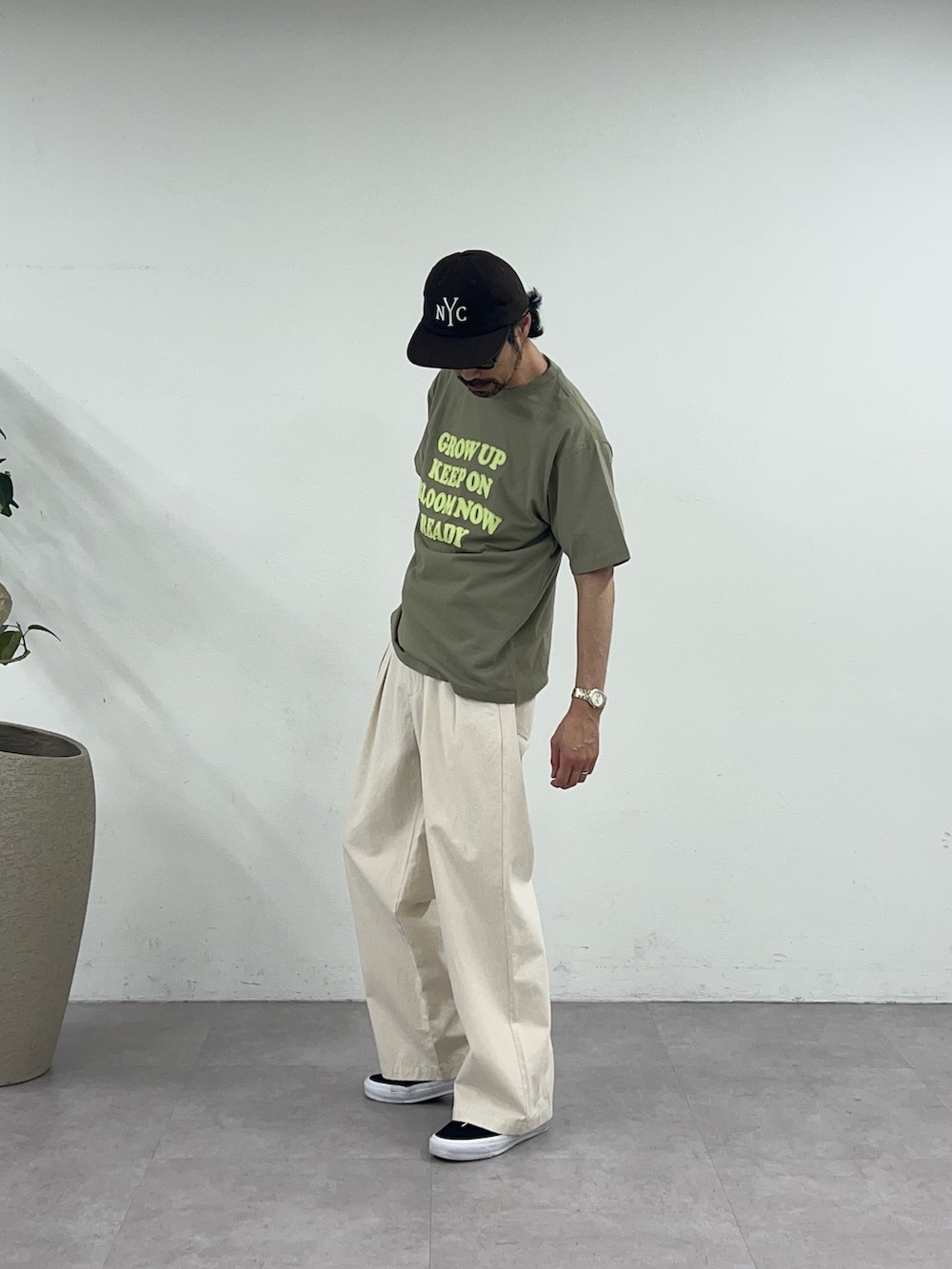 グリーン系のTシャツ/カットソー、ホワイト系のデニムパンツを着用したメンズの春コーディネートの2枚目の写真