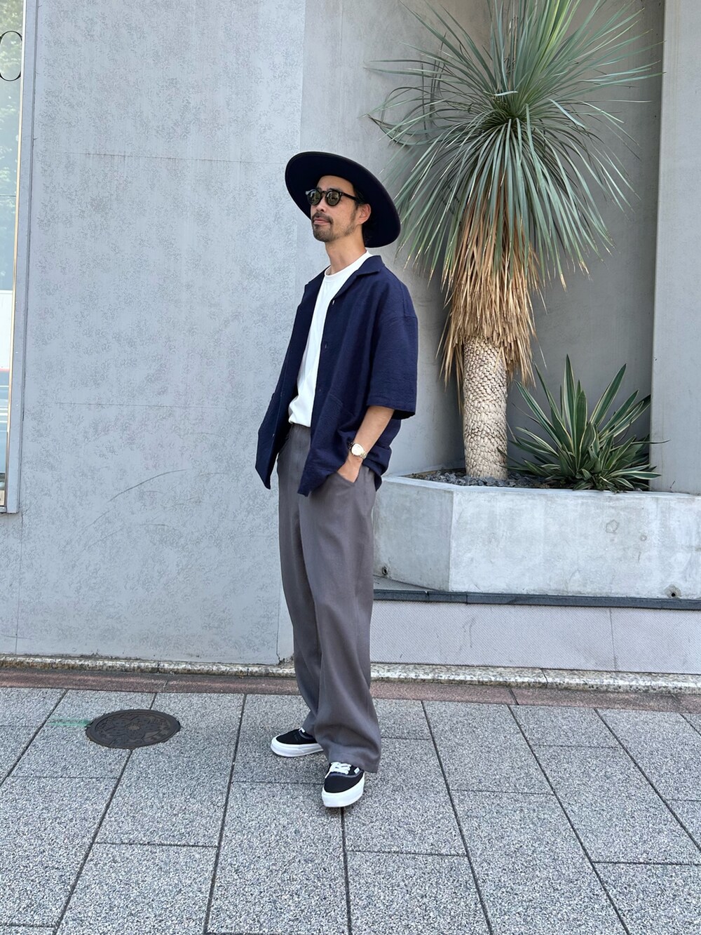 ブルー系のシャツ/ブラウス、グレー系のスラックスを着用したメンズの夏コーディネートの6枚目の写真