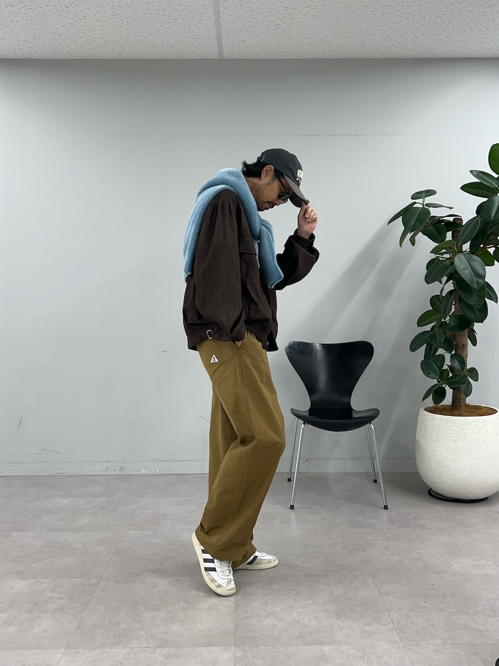 ブラウン系のデニムジャケット、ベージュ系のその他パンツを着用したメンズの秋コーディネートの2枚目の写真