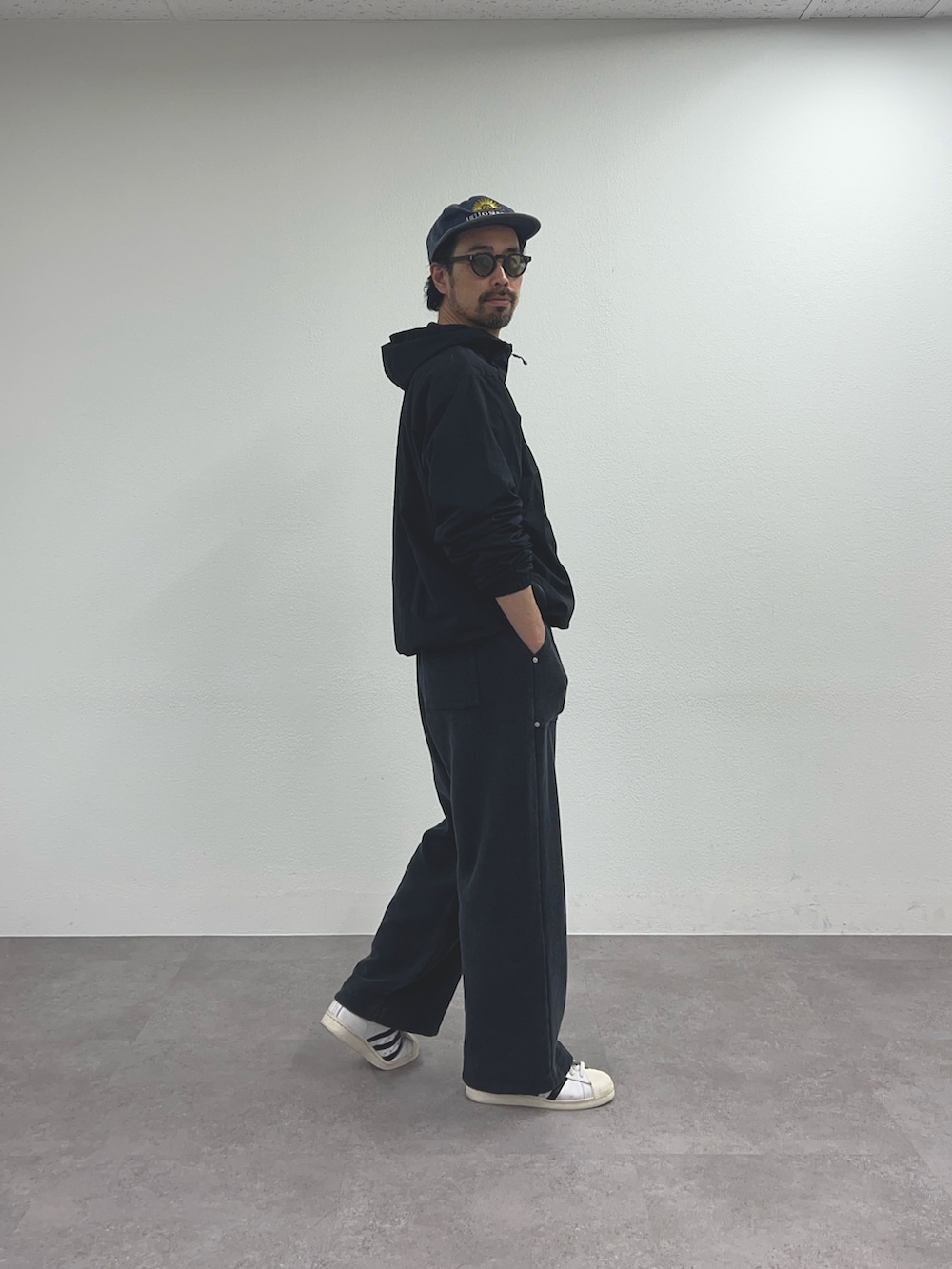 ブラック系のマウンテンパーカー、ブラック系のスウェットパンツを着用したメンズの春コーディネートの3枚目の写真