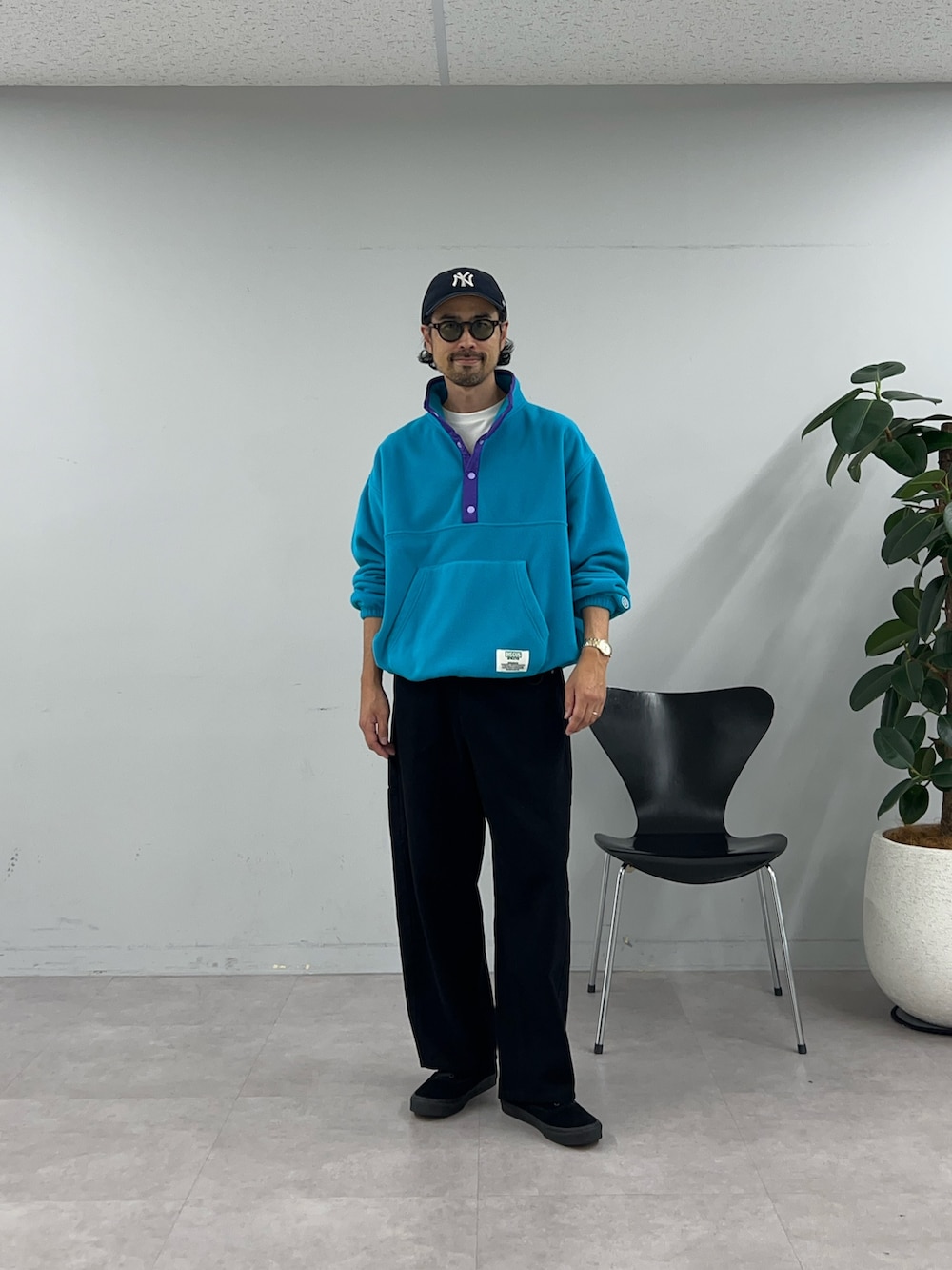 ブルー系のブルゾン、ブラック系のデニムパンツを着用したメンズの秋コーディネートの2枚目の写真