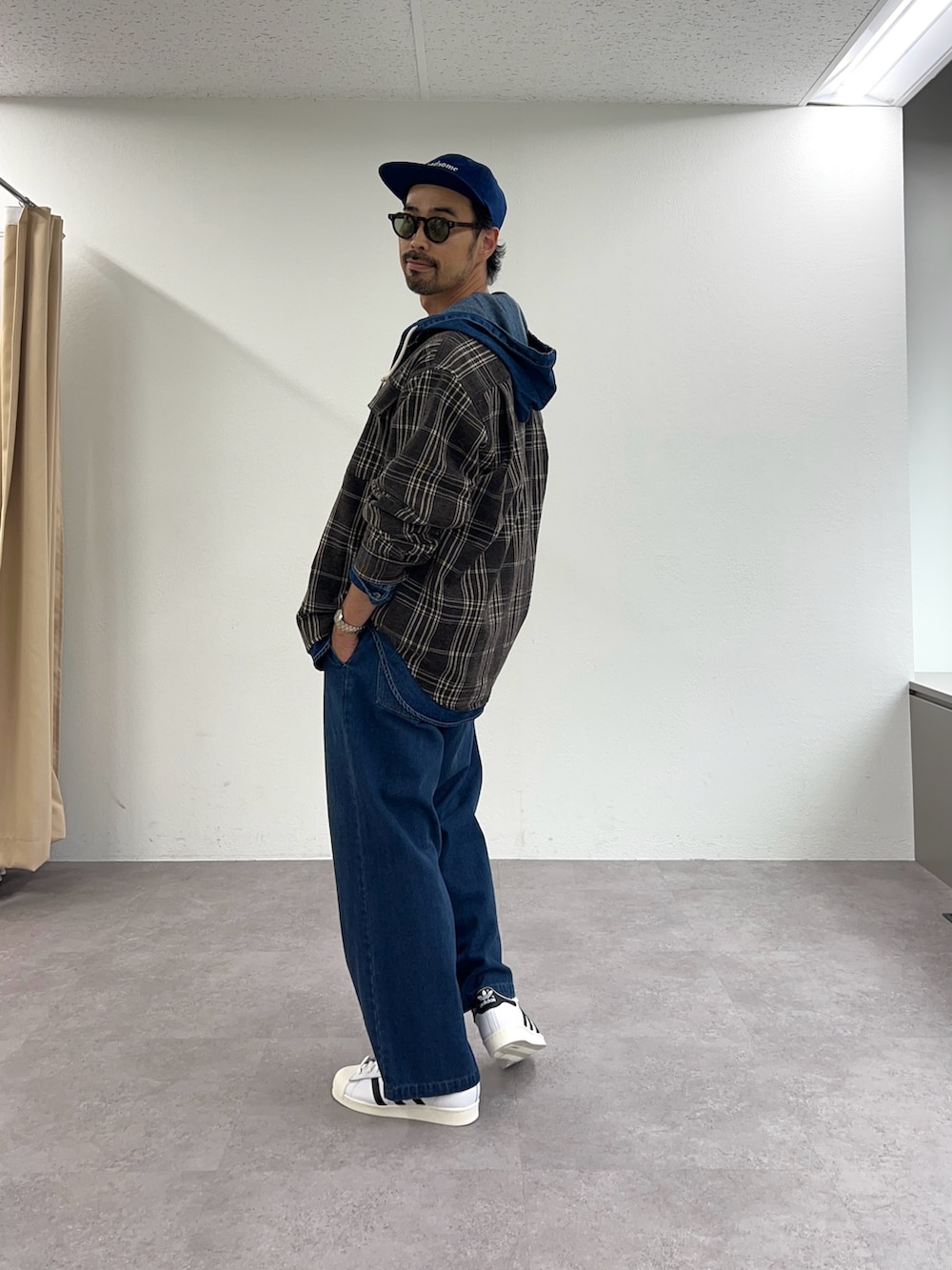 ブラウン系のシャツ/ブラウスを着用したメンズの秋コーディネートの3枚目の写真