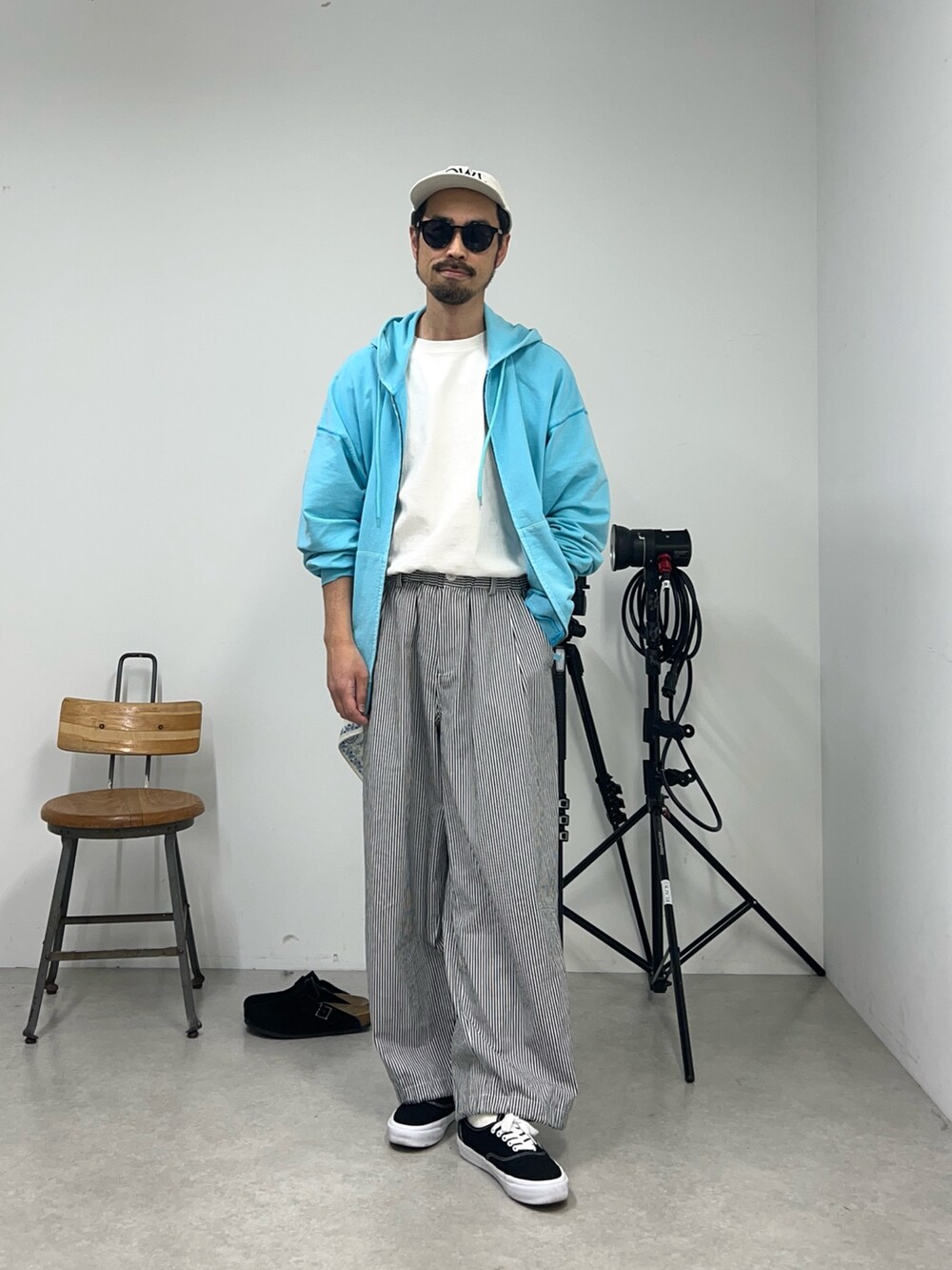 ブルー系のパーカー、ブラック系のその他パンツを着用したメンズの春コーディネートの3枚目の写真