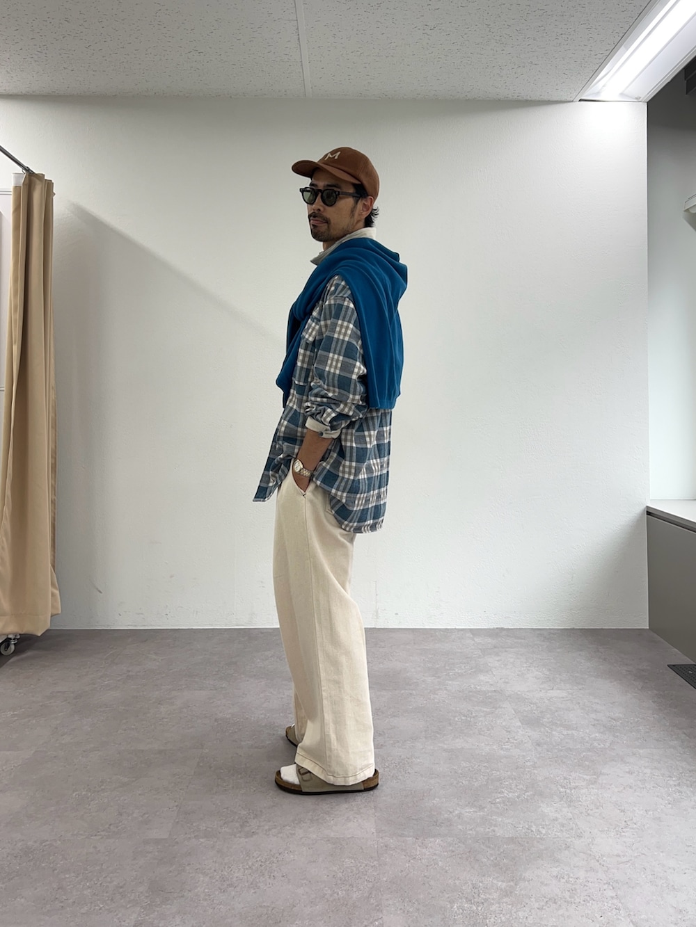 ブルー系のシャツ/ブラウスを着用したメンズの秋コーディネートの2枚目の写真