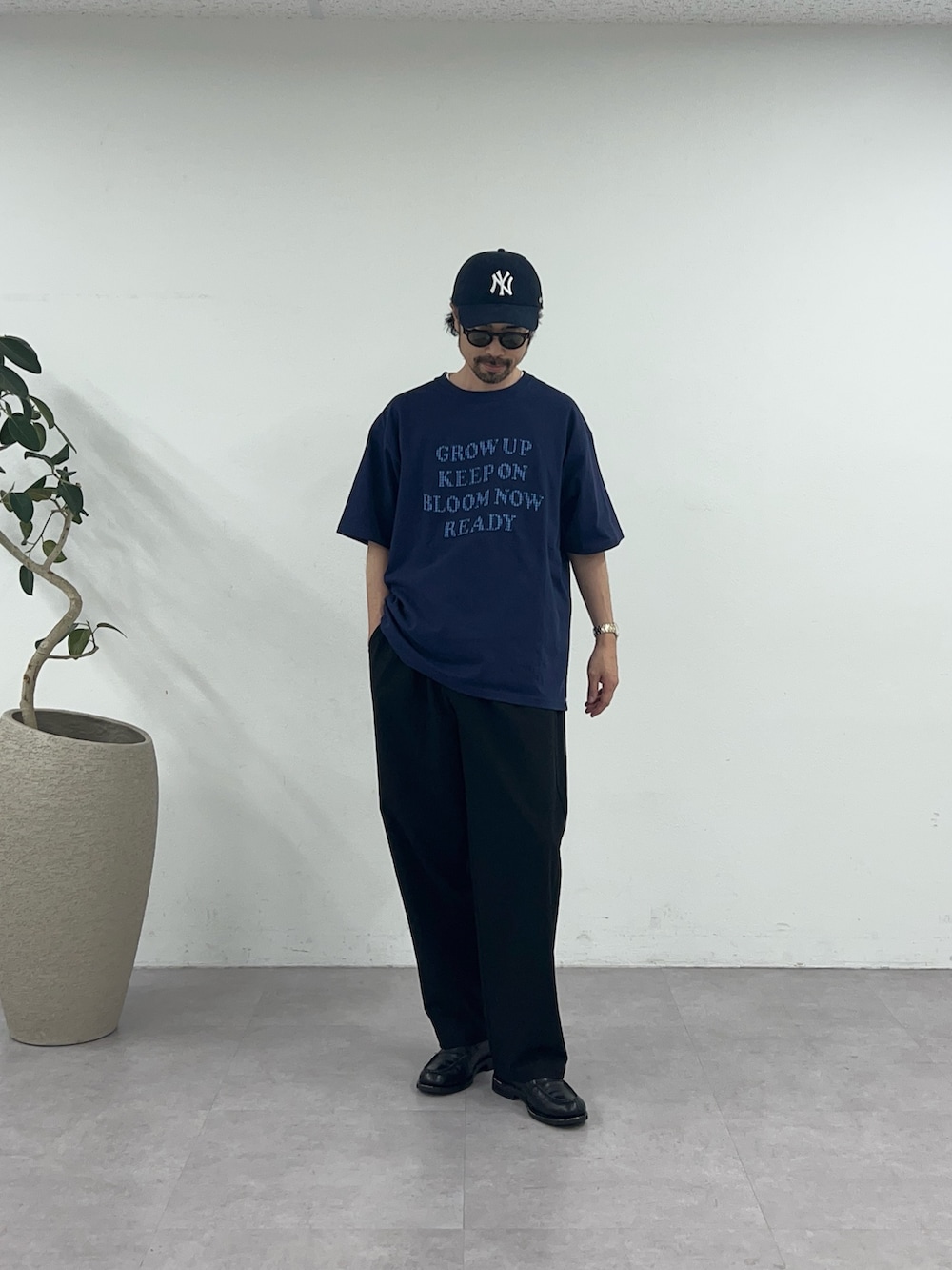 ブルー系のTシャツ/カットソー、ブラック系のその他パンツを着用したメンズの春コーディネートの2枚目の写真