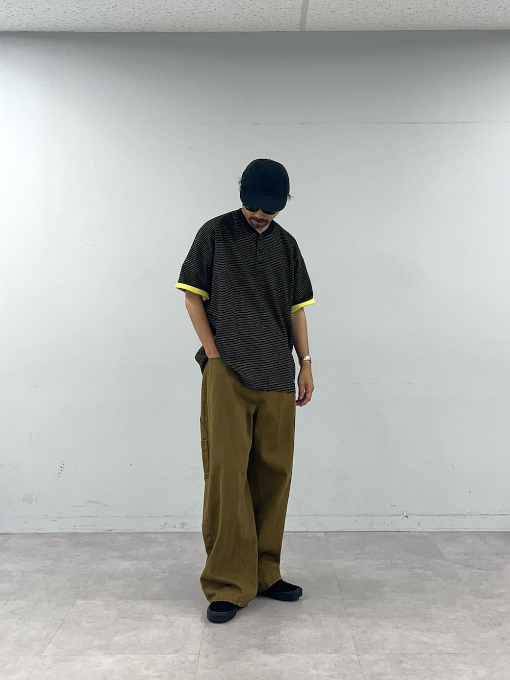 イエロー系のTシャツ/カットソー、ブラウン系のデニムパンツを着用したメンズの夏コーディネートの3枚目の写真