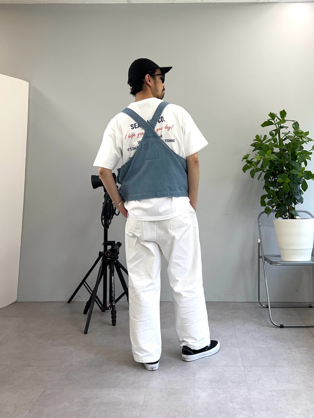 ブルー系のベスト、ホワイト系のその他パンツ、ホワイト系のTシャツ/カットソーを着用したメンズの夏コーディネートの2枚目の写真