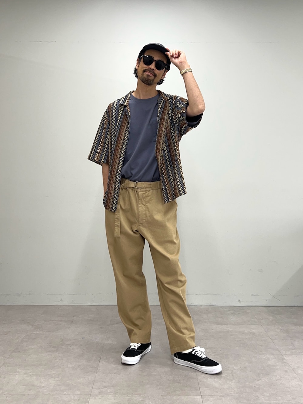 ブラウン系のシャツ/ブラウス、ベージュ系のその他パンツを着用したメンズの夏コーディネートの3枚目の写真