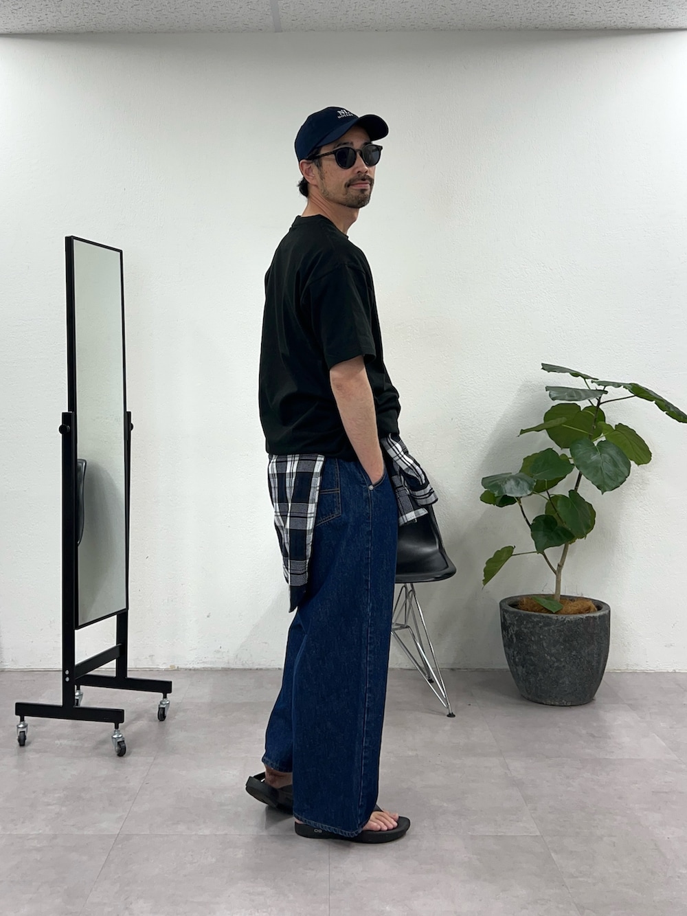 ブラック系のTシャツ/カットソー、ブルー系のデニムパンツを着用したメンズの春コーディネートの3枚目の写真