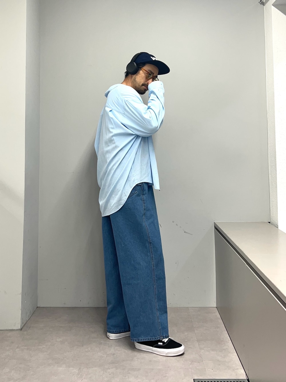 ブルー系のシャツ/ブラウス、ブルー系のサロペット/オーバーオールを着用したメンズの春コーディネートの4枚目の写真