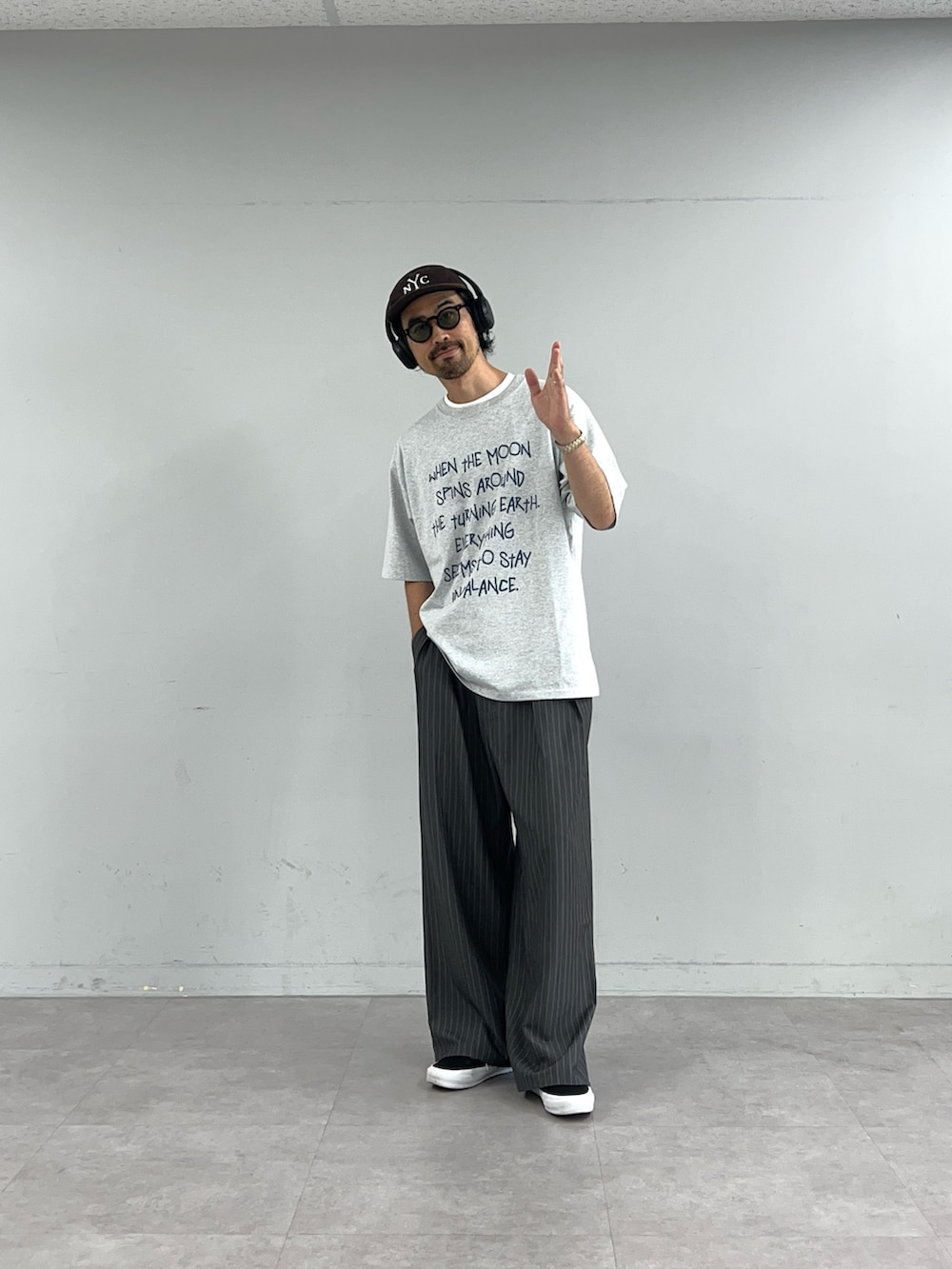 グレー系のTシャツ/カットソー、グレー系のスラックスを着用したメンズの夏コーディネートの3枚目の写真