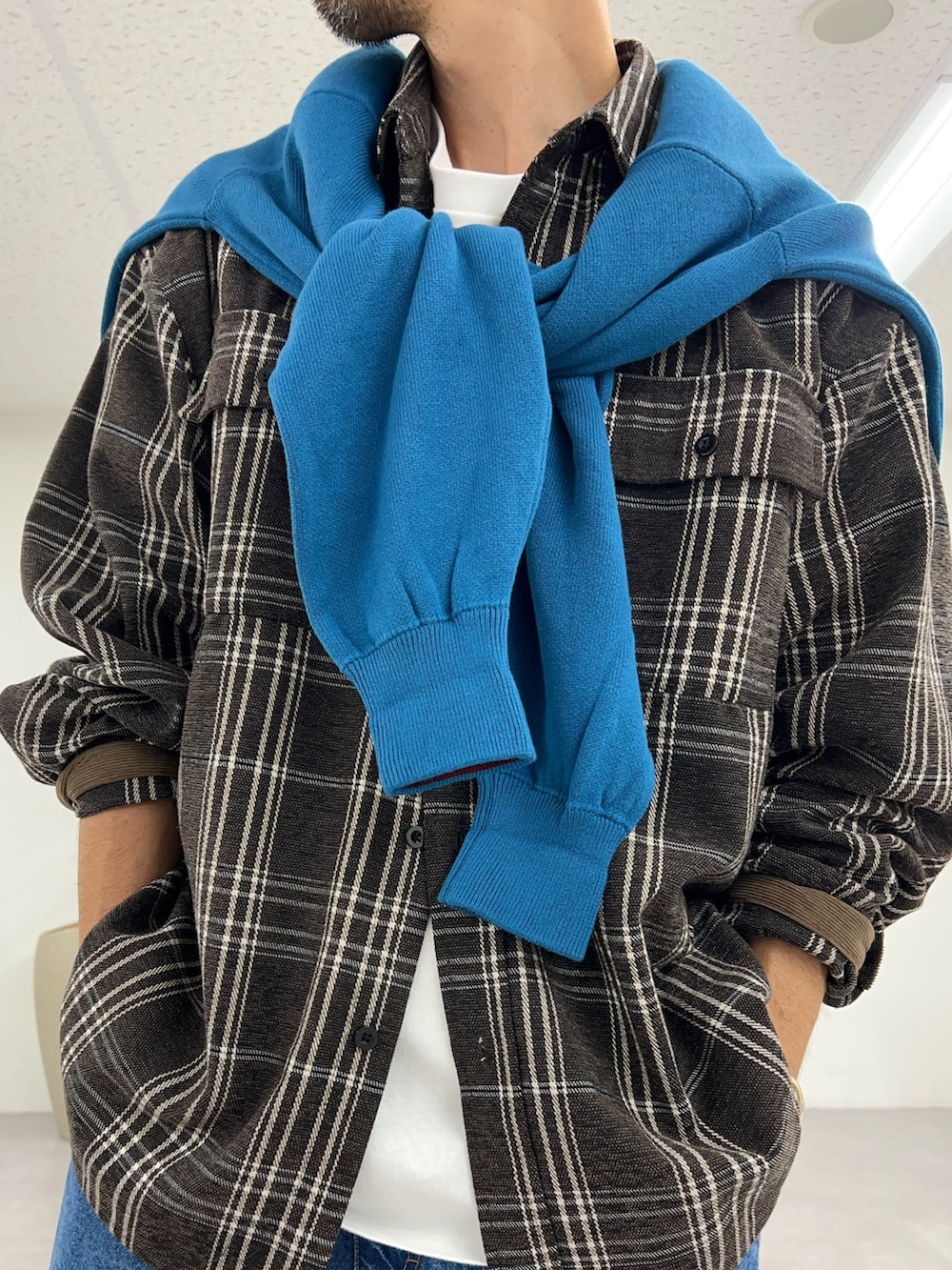 ブラウン系のシャツ/ブラウス、ブルー系のデニムパンツ、ブルー系のキャップを着用したメンズの夏コーディネートの5枚目の写真