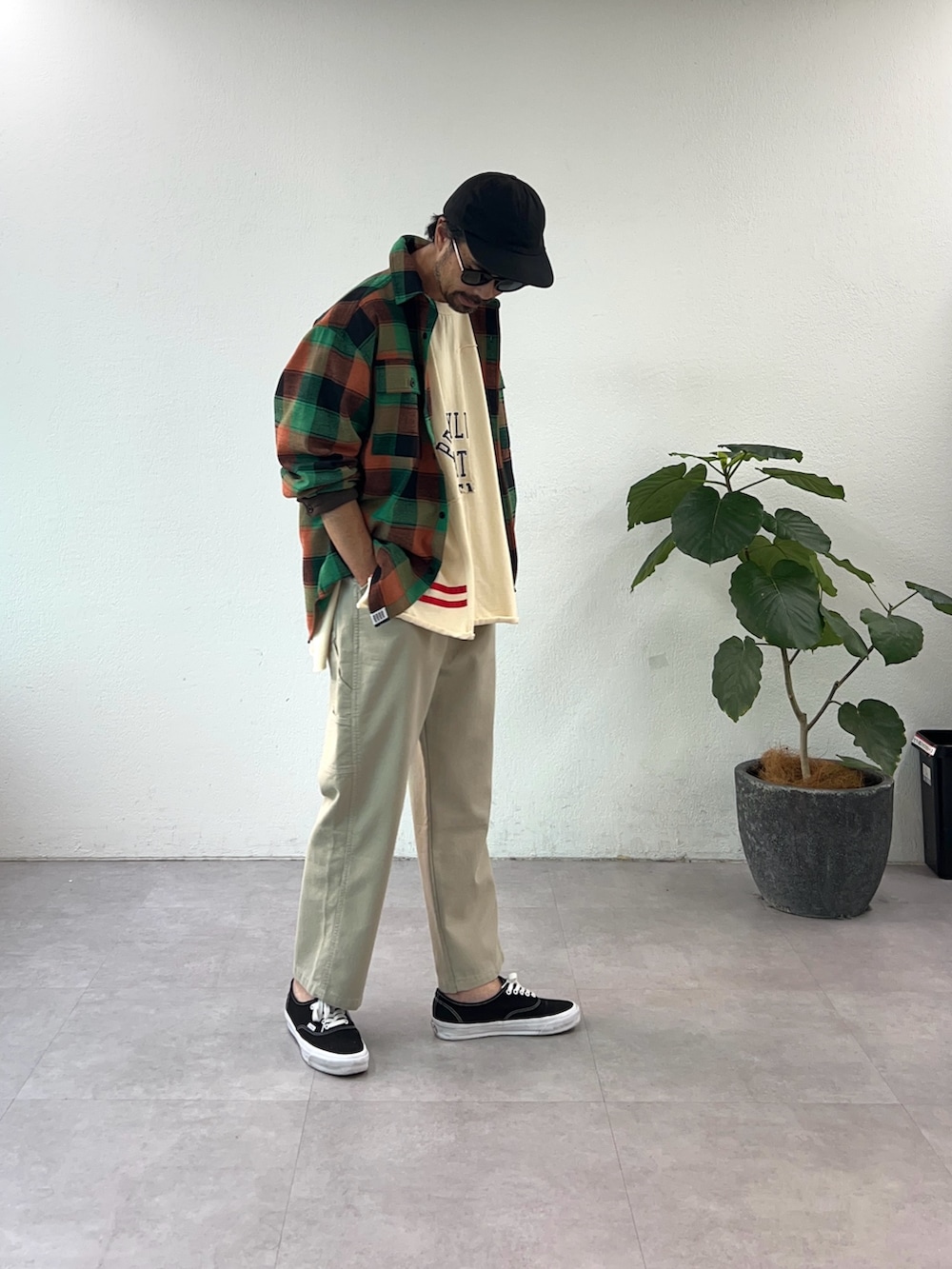 グリーン系のシャツ/ブラウス、ホワイト系のTシャツ/カットソーを着用したメンズの夏コーディネートの2枚目の写真