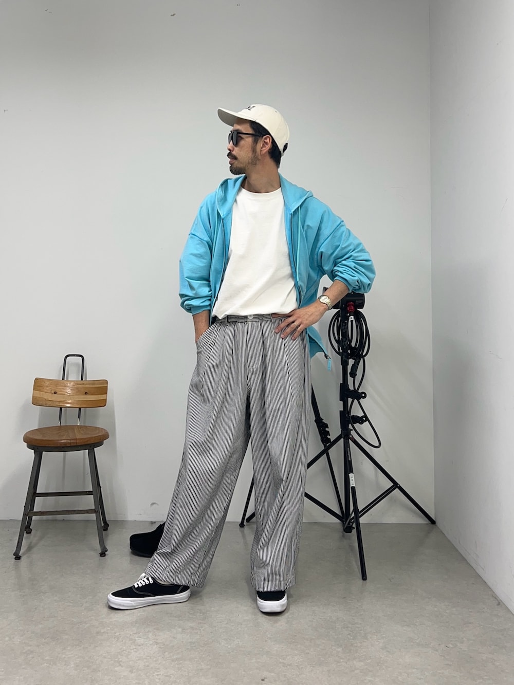 ブルー系のパーカー、ブラック系のその他パンツを着用したメンズの春コーディネートの2枚目の写真