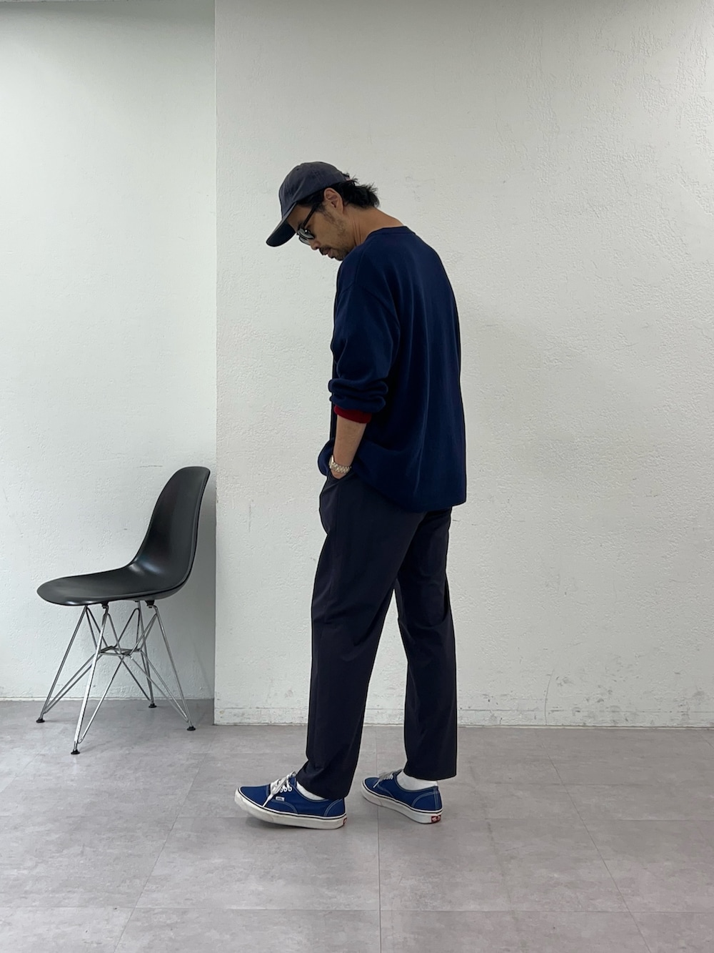 ブルー系のニット/セーター、ブルー系のその他パンツを着用したメンズの秋コーディネートの2枚目の写真