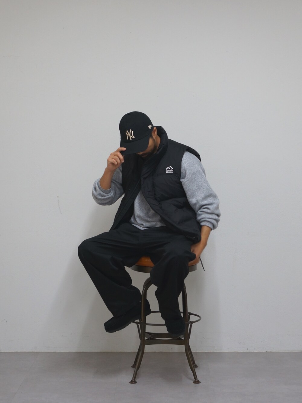 ブラック系のダウンベストを着用したメンズの秋コーディネートの3枚目の写真