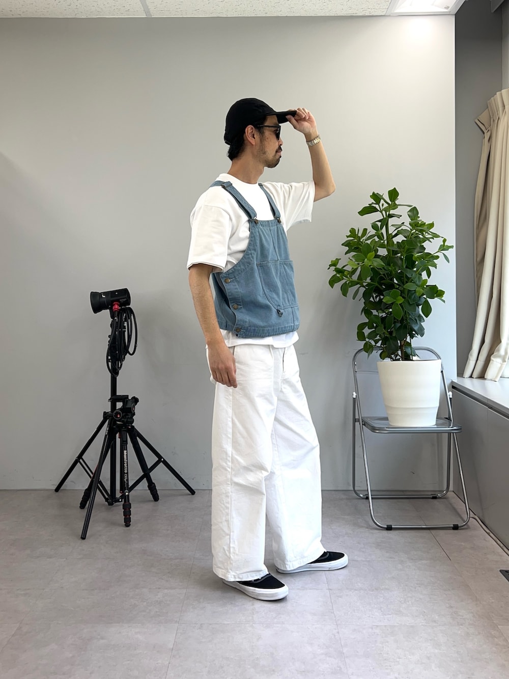 ブルー系のベスト、ホワイト系のその他パンツ、ホワイト系のTシャツ/カットソーを着用したメンズの夏コーディネートの3枚目の写真