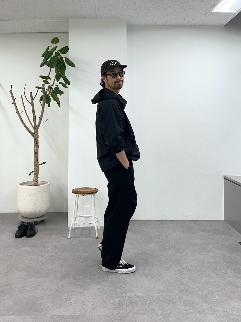 ブラック系のマウンテンパーカーを着用したメンズの春コーディネートの2枚目の写真