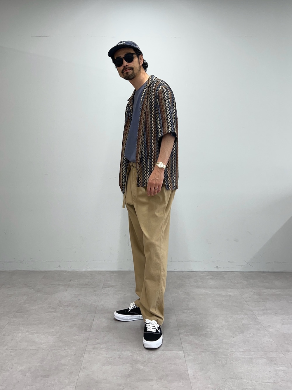 ブラウン系のシャツ/ブラウス、ベージュ系のその他パンツを着用したメンズの夏コーディネートの2枚目の写真