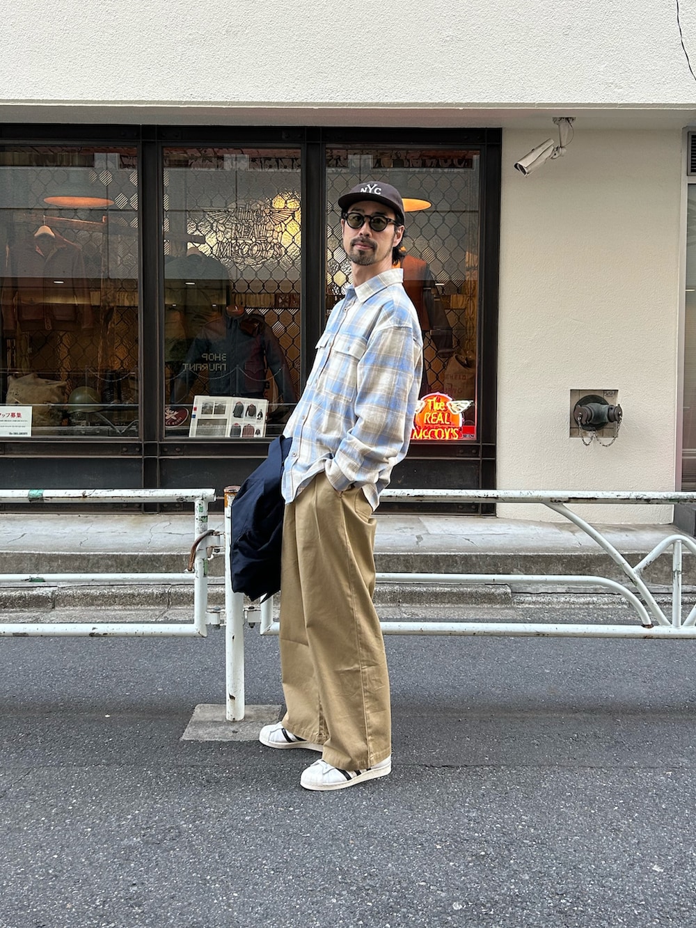 ベージュ系のシャツ/ブラウスを着用したメンズの冬コーディネートの3枚目の写真