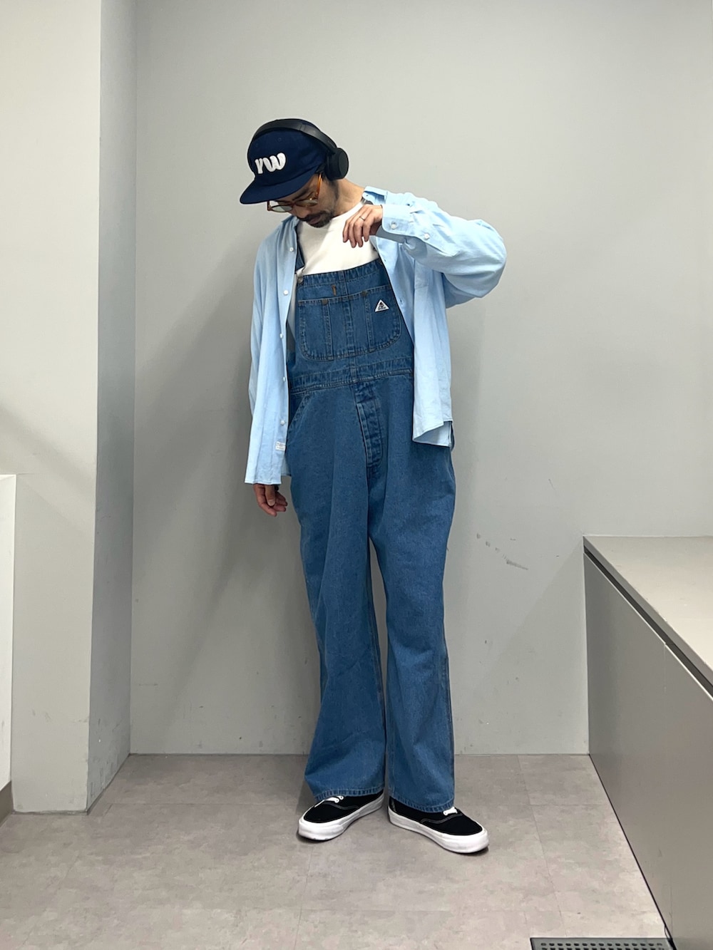 ブルー系のシャツ/ブラウス、ブルー系のサロペット/オーバーオールを着用したメンズの春コーディネートの2枚目の写真