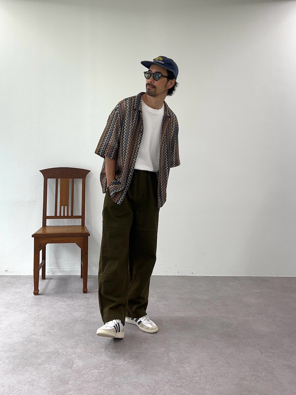 ブラウン系のシャツ/ブラウスを着用したメンズの夏コーディネートの2枚目の写真