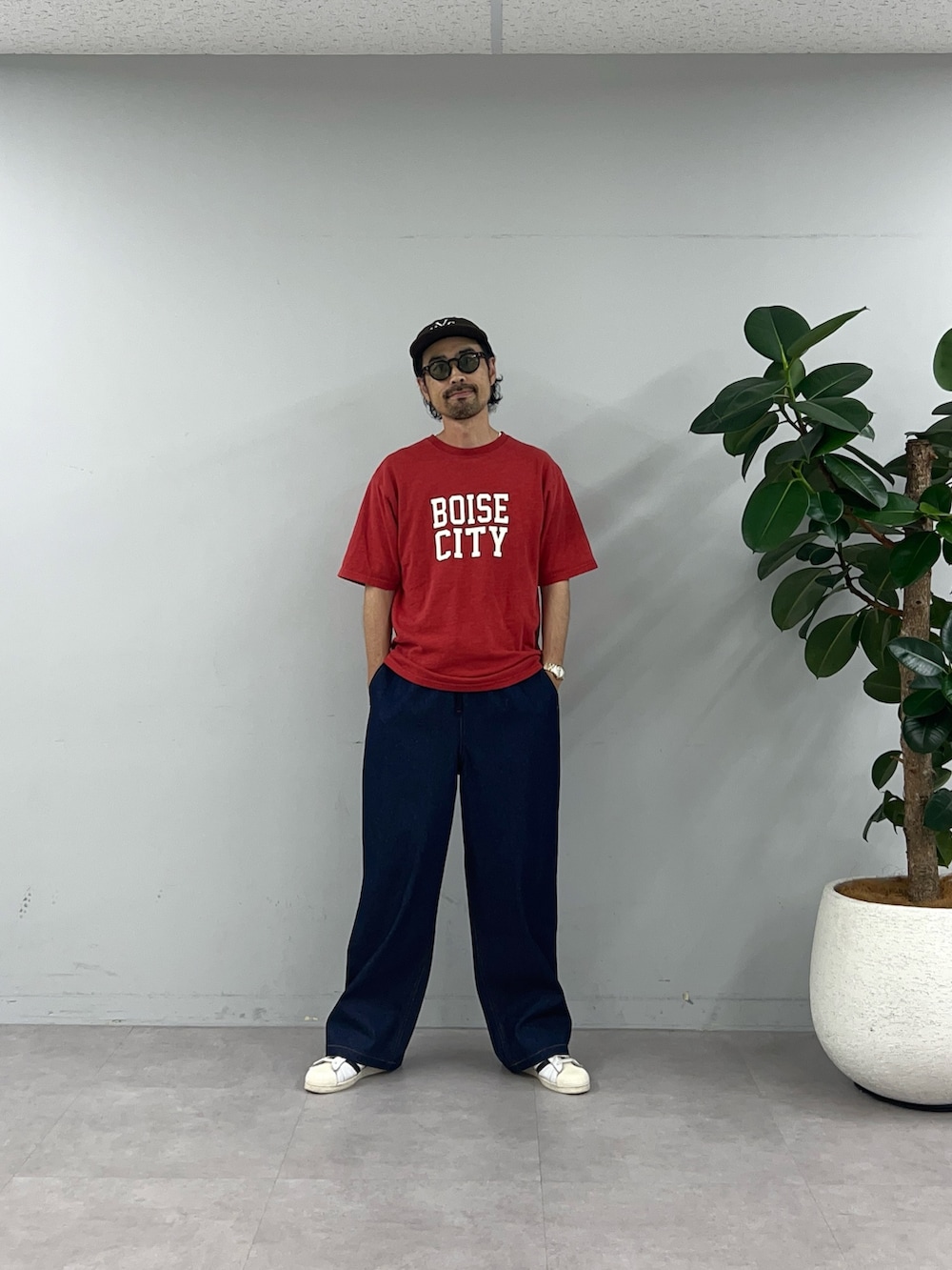 レッド系のTシャツ/カットソー、ブルー系のデニムパンツを着用したメンズの夏コーディネートの3枚目の写真