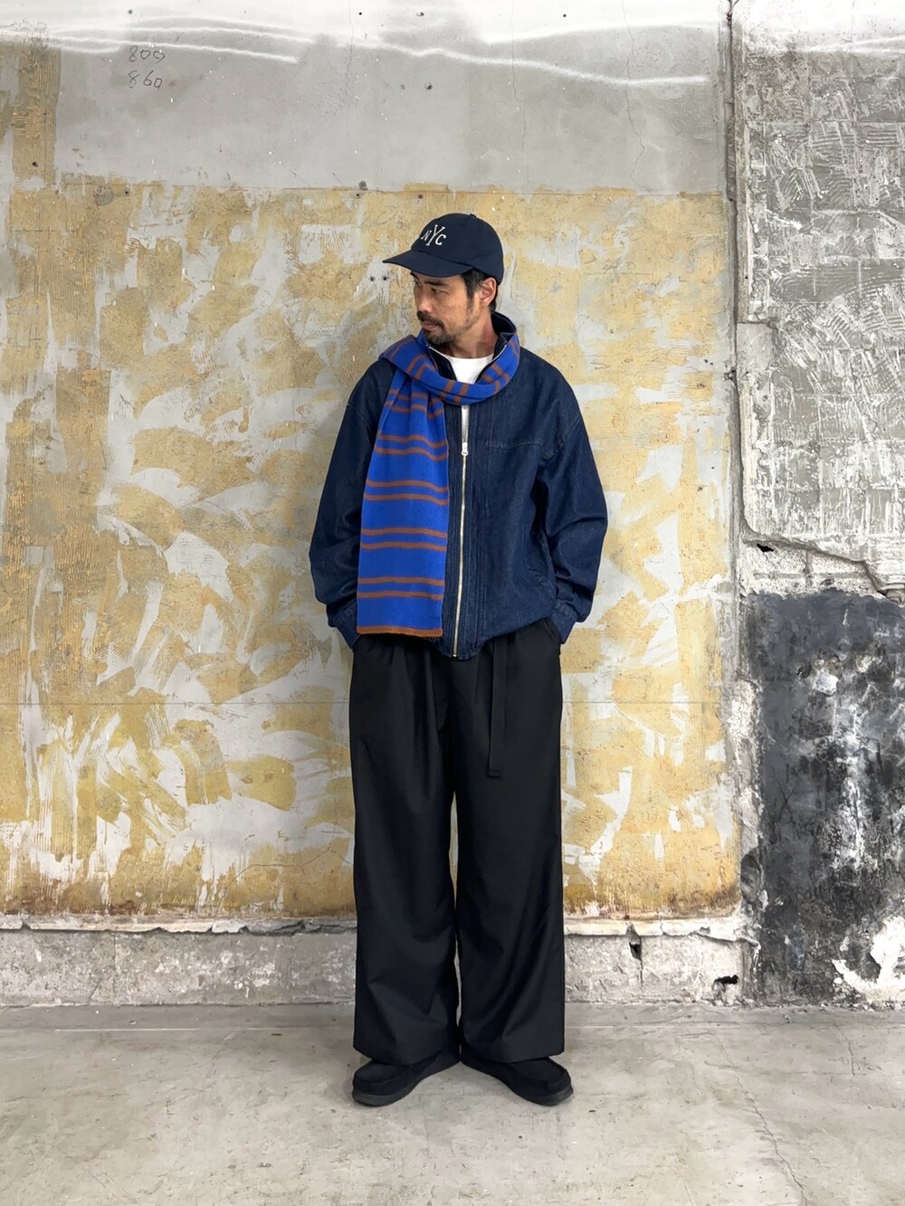 ブルー系のデニムジャケット、ブルー系のマフラーを着用したメンズの秋コーディネートの3枚目の写真