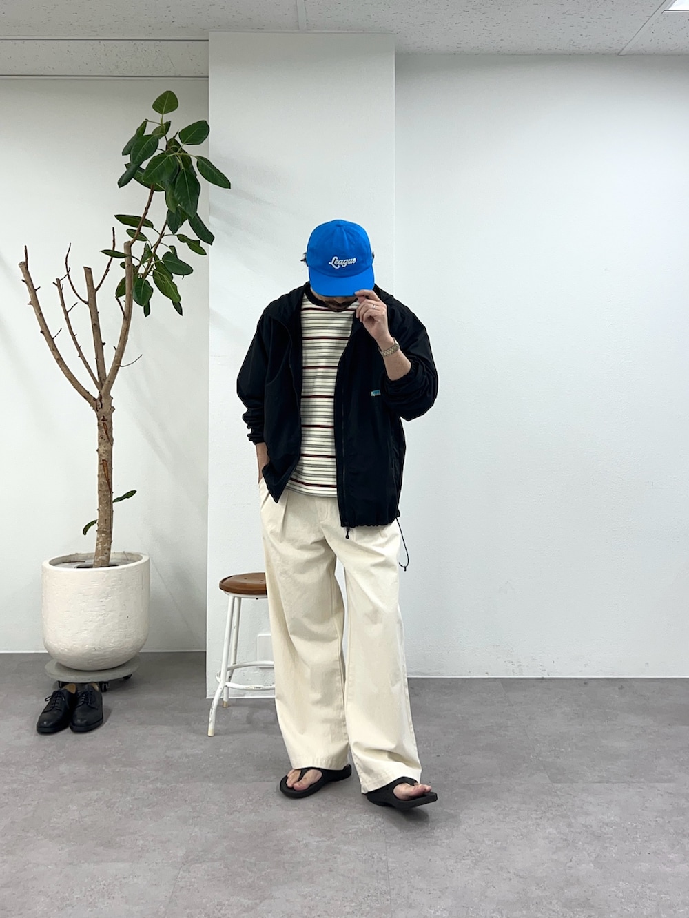 ブラック系のマウンテンパーカー、ホワイト系のデニムパンツ、ホワイト系のTシャツ/カットソーを着用したメンズの春コーディネートの3枚目の写真