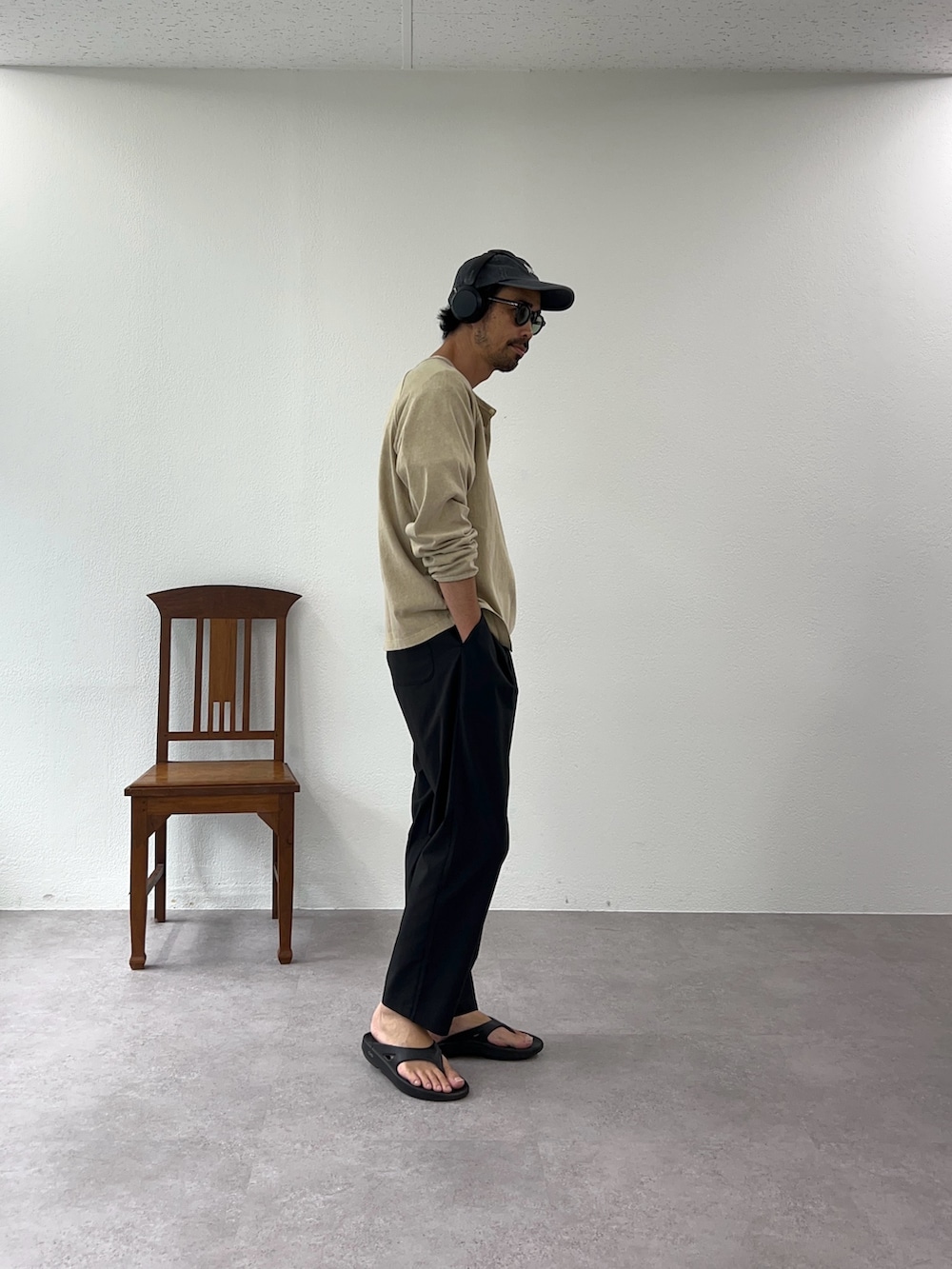 ベージュ系のTシャツ/カットソー、ブラック系のその他パンツを着用したメンズの夏コーディネートの3枚目の写真