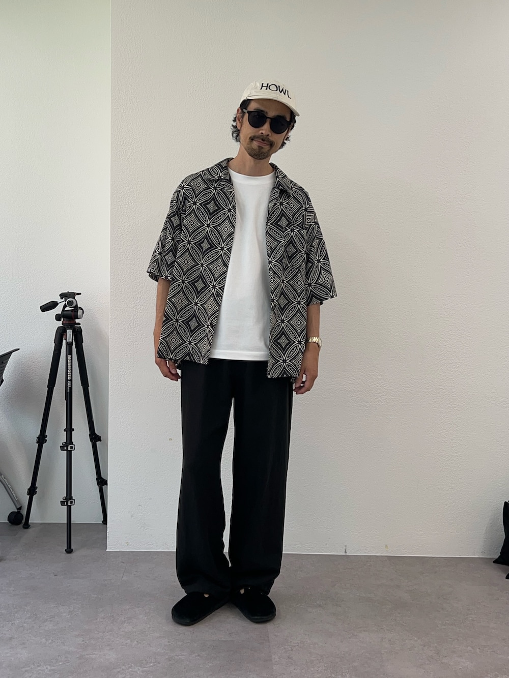 ブラック系のシャツ/ブラウス、グレー系のスラックスを着用したメンズの夏コーディネートの2枚目の写真