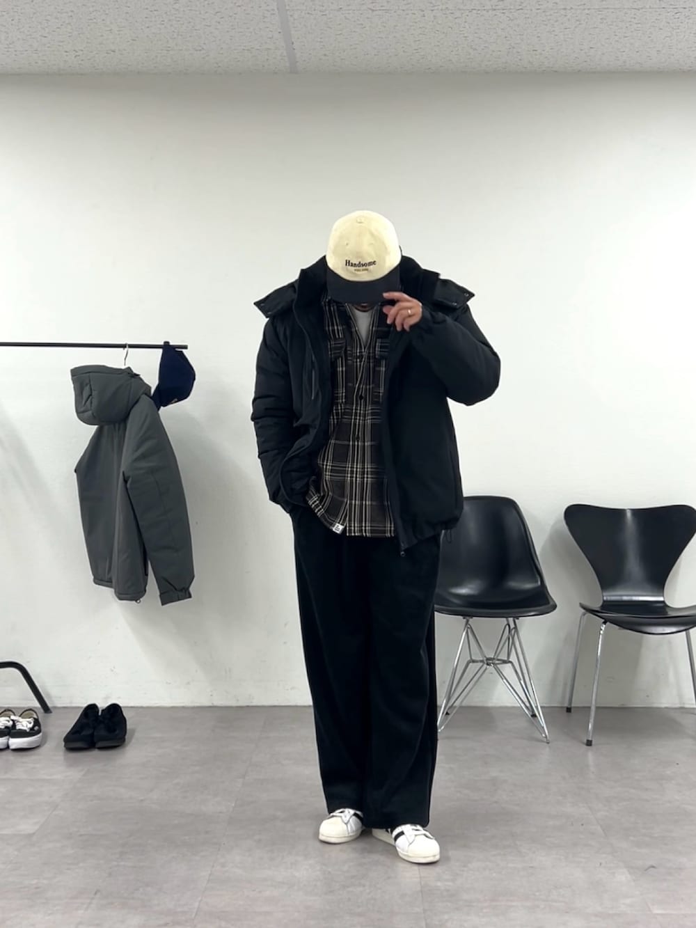 グレー系のシャツ/ブラウス、ブラック系のダウンジャケット/コート、ブラック系のその他パンツを着用したメンズの秋コーディネートの2枚目の写真