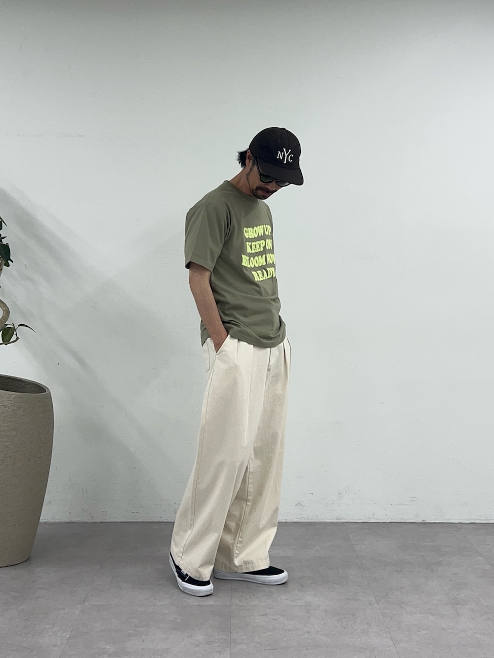 グリーン系のTシャツ/カットソー、ホワイト系のデニムパンツを着用したメンズの春コーディネートの3枚目の写真