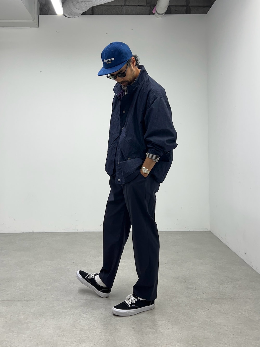 ブルー系のナイロンジャケット、ブルー系のその他パンツ、ブルー系のキャップを着用したメンズの夏コーディネートの3枚目の写真
