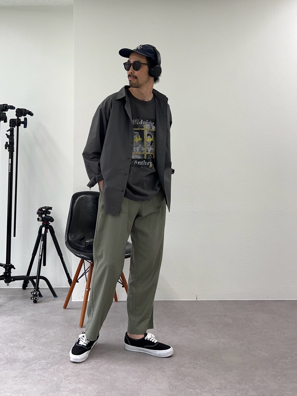 グレー系のシャツ/ブラウス、グリーン系のチノパンツを着用したメンズの春コーディネートの2枚目の写真