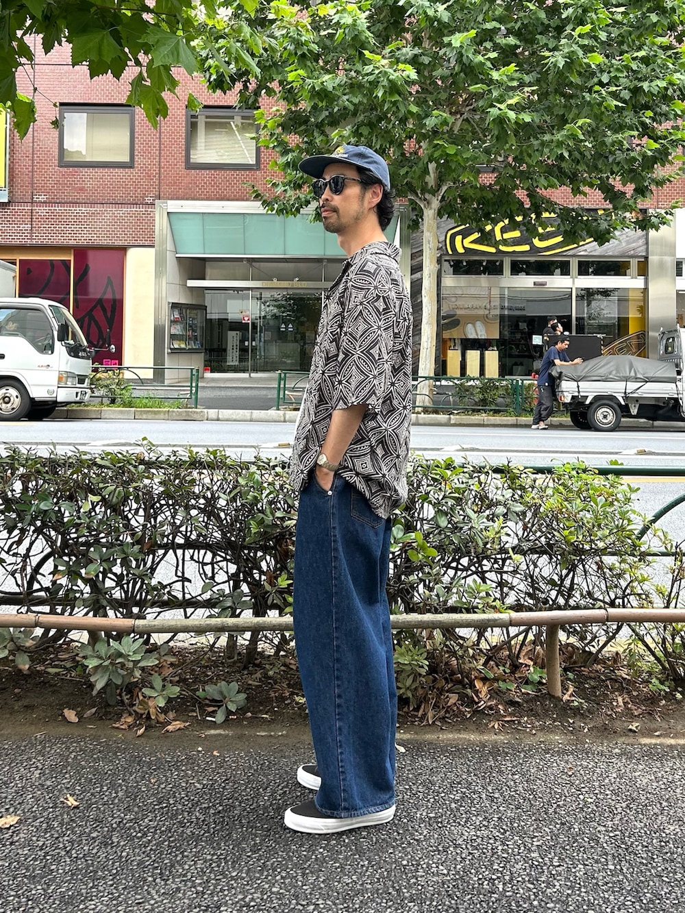 ブラック系のシャツ/ブラウス、ブルー系のデニムパンツを着用したメンズの夏コーディネートの3枚目の写真