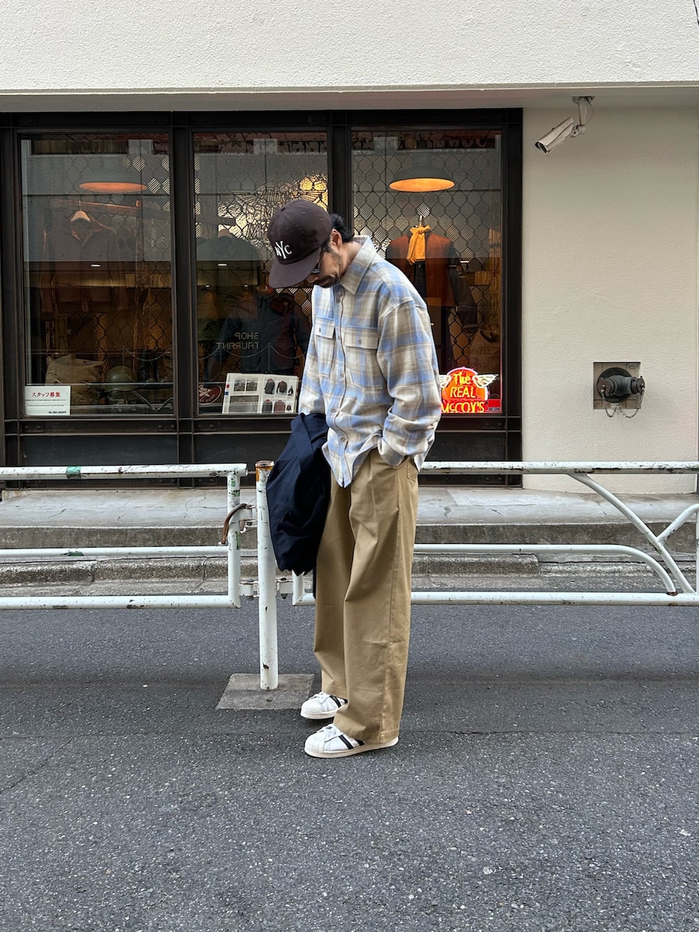 ベージュ系のシャツ/ブラウスを着用したメンズの冬コーディネートの2枚目の写真