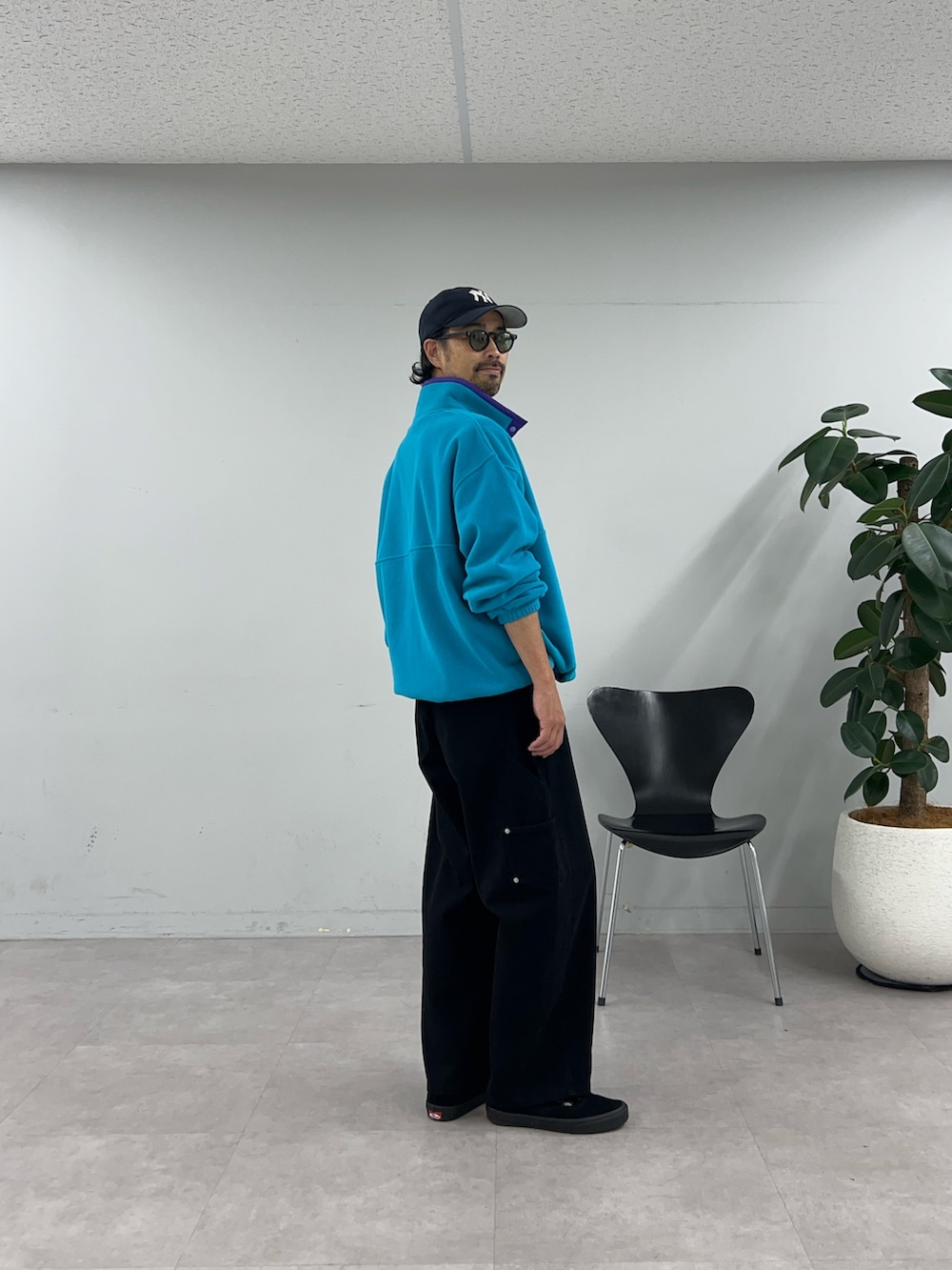 ブルー系のブルゾン、ブラック系のデニムパンツを着用したメンズの秋コーディネートの3枚目の写真