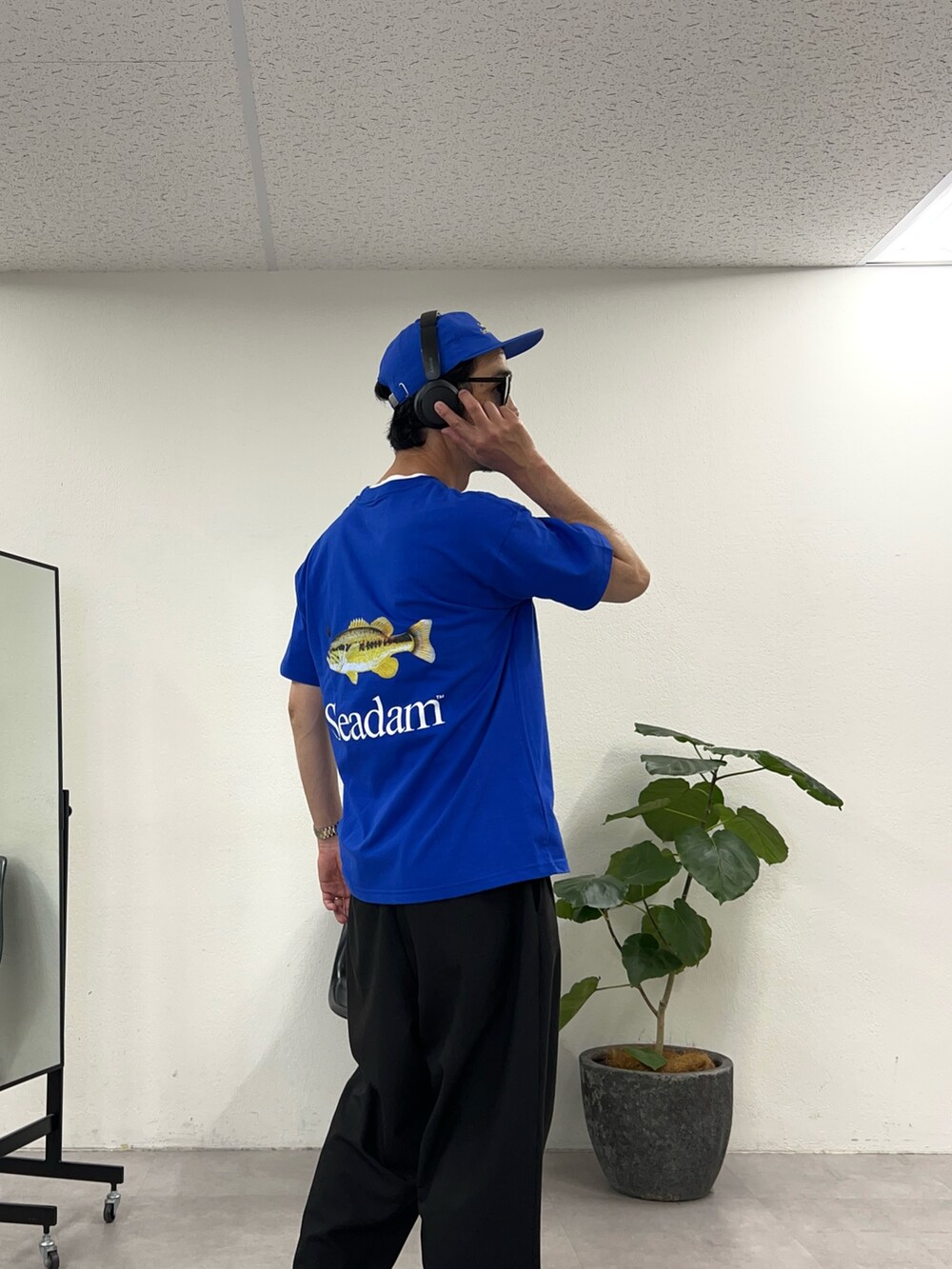 ブルー系のTシャツ/カットソーを着用したメンズの春コーディネートの3枚目の写真