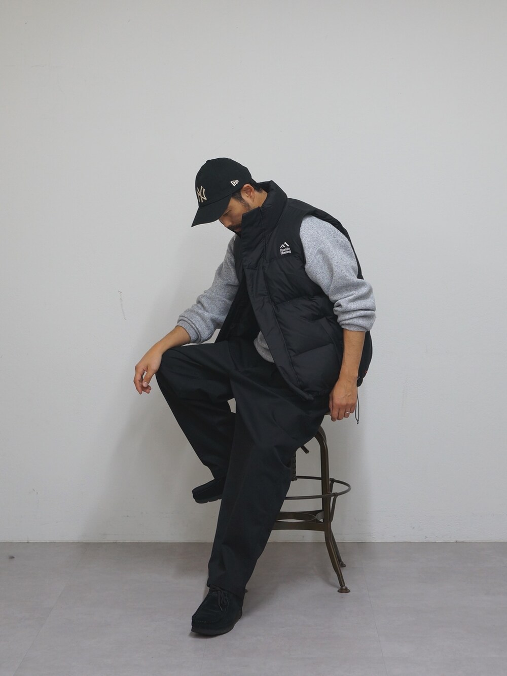 ブラック系のダウンベストを着用したメンズの秋コーディネートの2枚目の写真