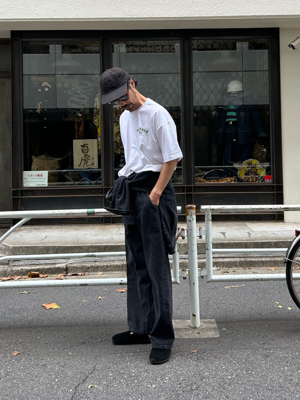 ホワイト系のTシャツ/カットソーを着用したメンズの夏コーディネートの2枚目の写真