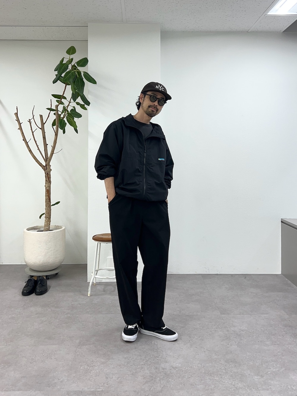 ブラック系のマウンテンパーカーを着用したメンズの春コーディネートの3枚目の写真