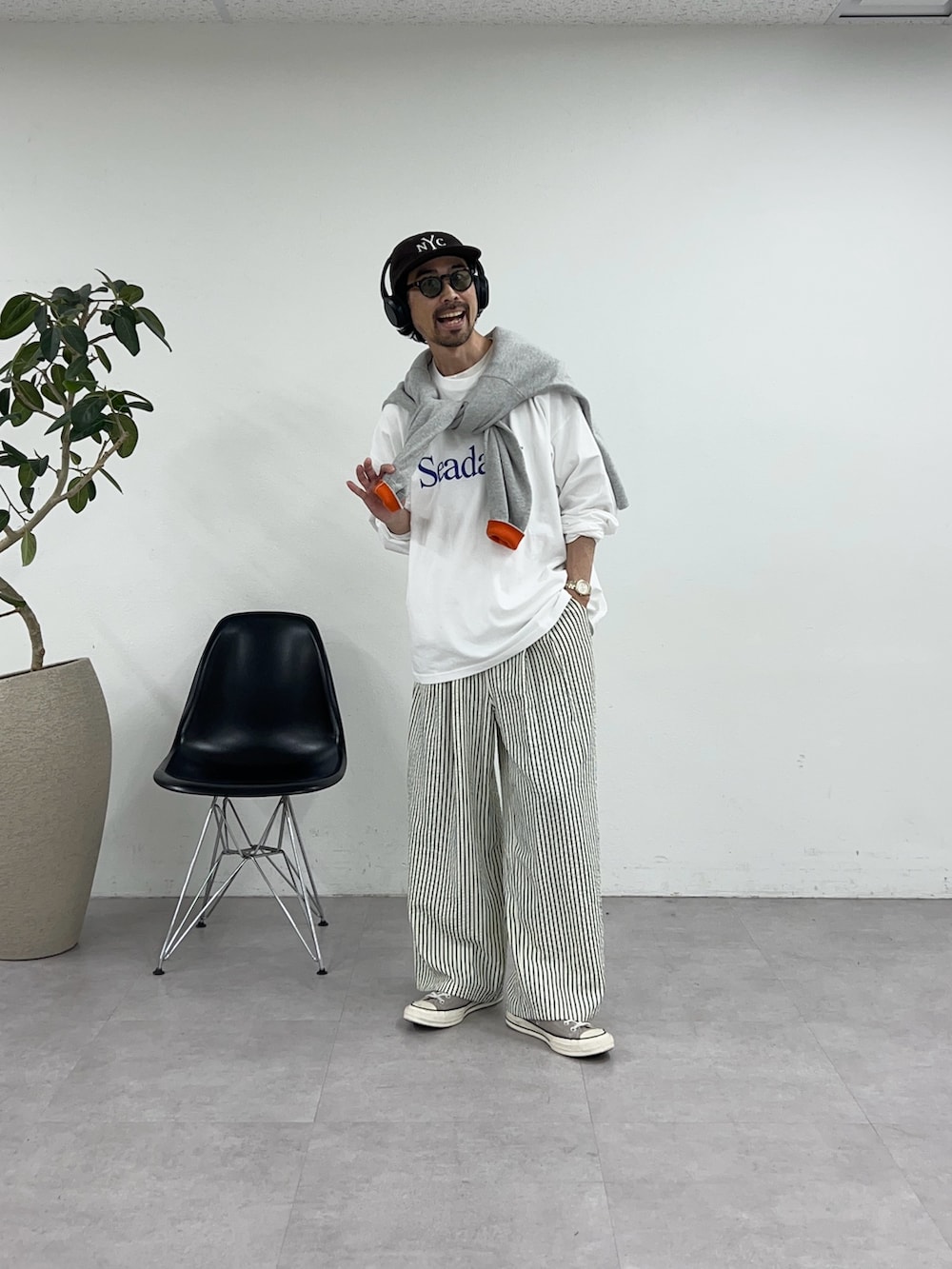 ホワイト系のTシャツ/カットソー、ホワイト系のその他パンツを着用したメンズの春コーディネートの2枚目の写真