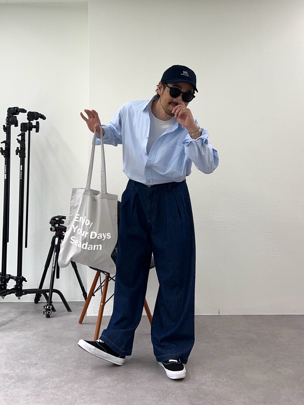 ブルー系のシャツ/ブラウス、グレー系のトートバッグを着用したメンズの春コーディネートの3枚目の写真