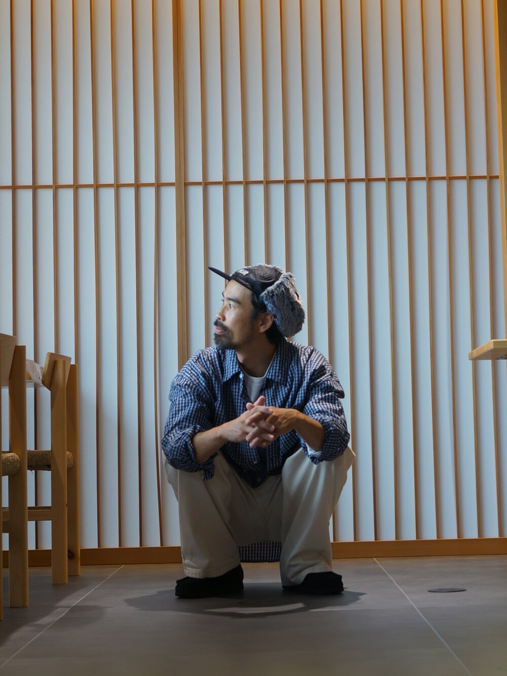 ブラック系のシャツ/ブラウス、ブラック系のキャップを着用したメンズの秋コーディネートの2枚目の写真