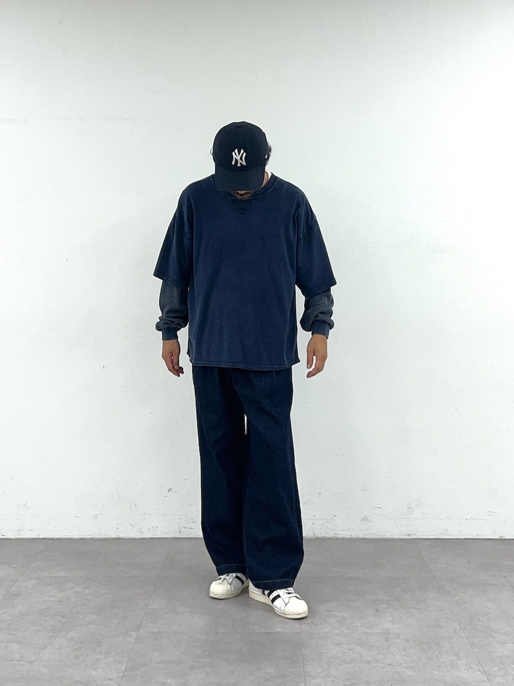 ブルー系のTシャツ/カットソーを着用したメンズの夏コーディネートの4枚目の写真