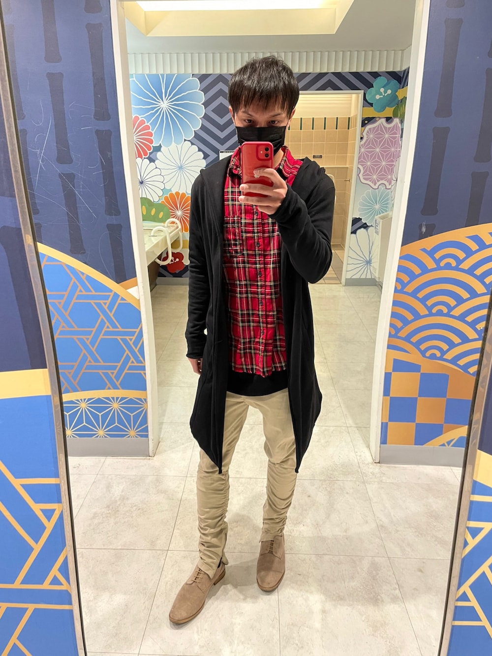 ベージュ系のパンツ、ベージュ系のドレスシューズ、ホワイト系のTシャツ/カットソーを着用したメンズの春コーディネートの2枚目の写真