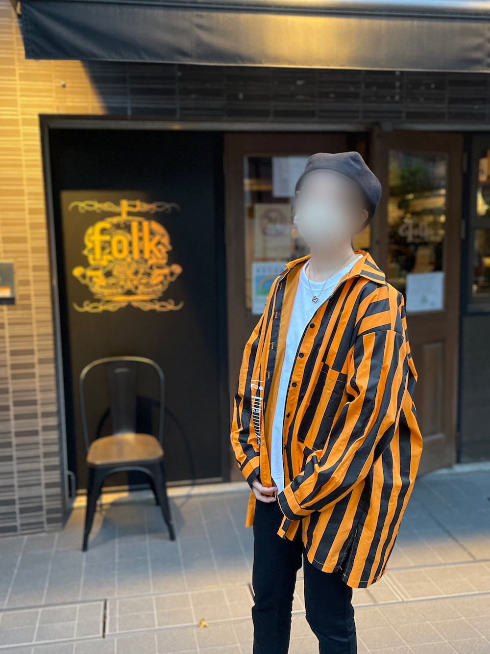 ブラック系のその他パンツ、ホワイト系のシューズ、オレンジ系のシャツ/ブラウスを着用したメンズの秋コーディネートの2枚目の写真
