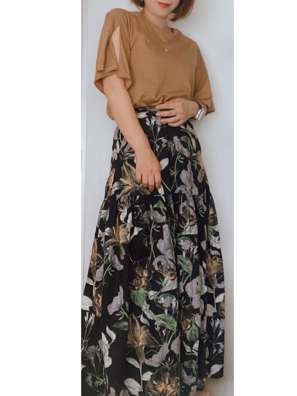 ブラウン系のTシャツ/カットソー、ブラック系のスカートを着用したレディースの夏コーディネートの2枚目の写真