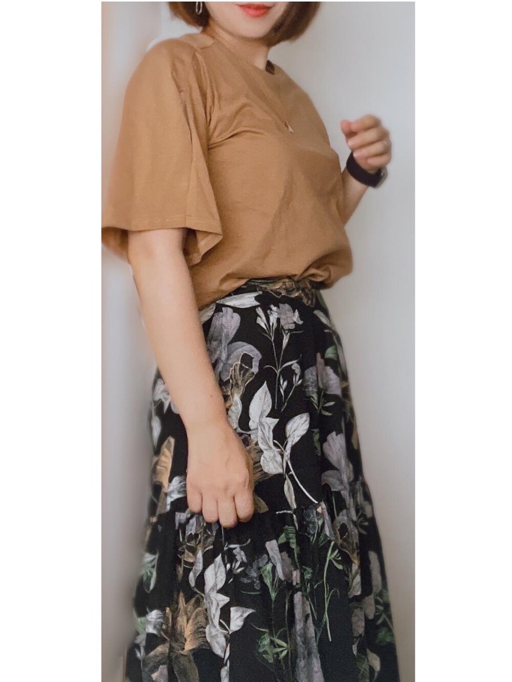 ブラウン系のTシャツ/カットソー、ブラック系のスカートを着用したレディースの夏コーディネートの3枚目の写真